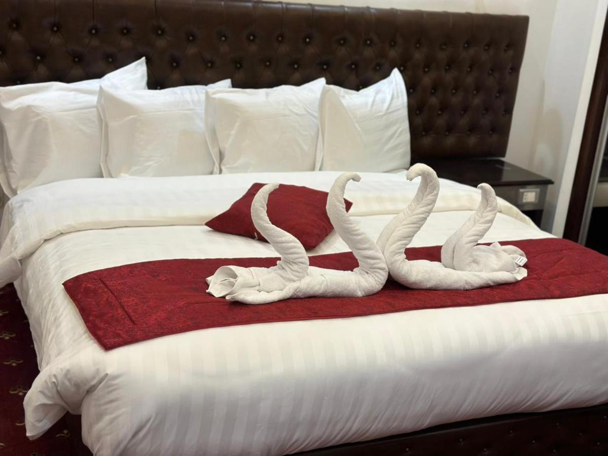 Madison Hotel Аман Екстериор снимка