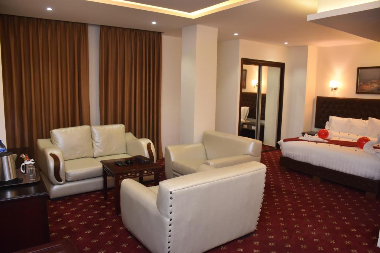 Madison Hotel Аман Екстериор снимка