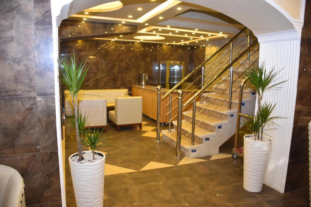 Madison Hotel Аман Екстериор снимка