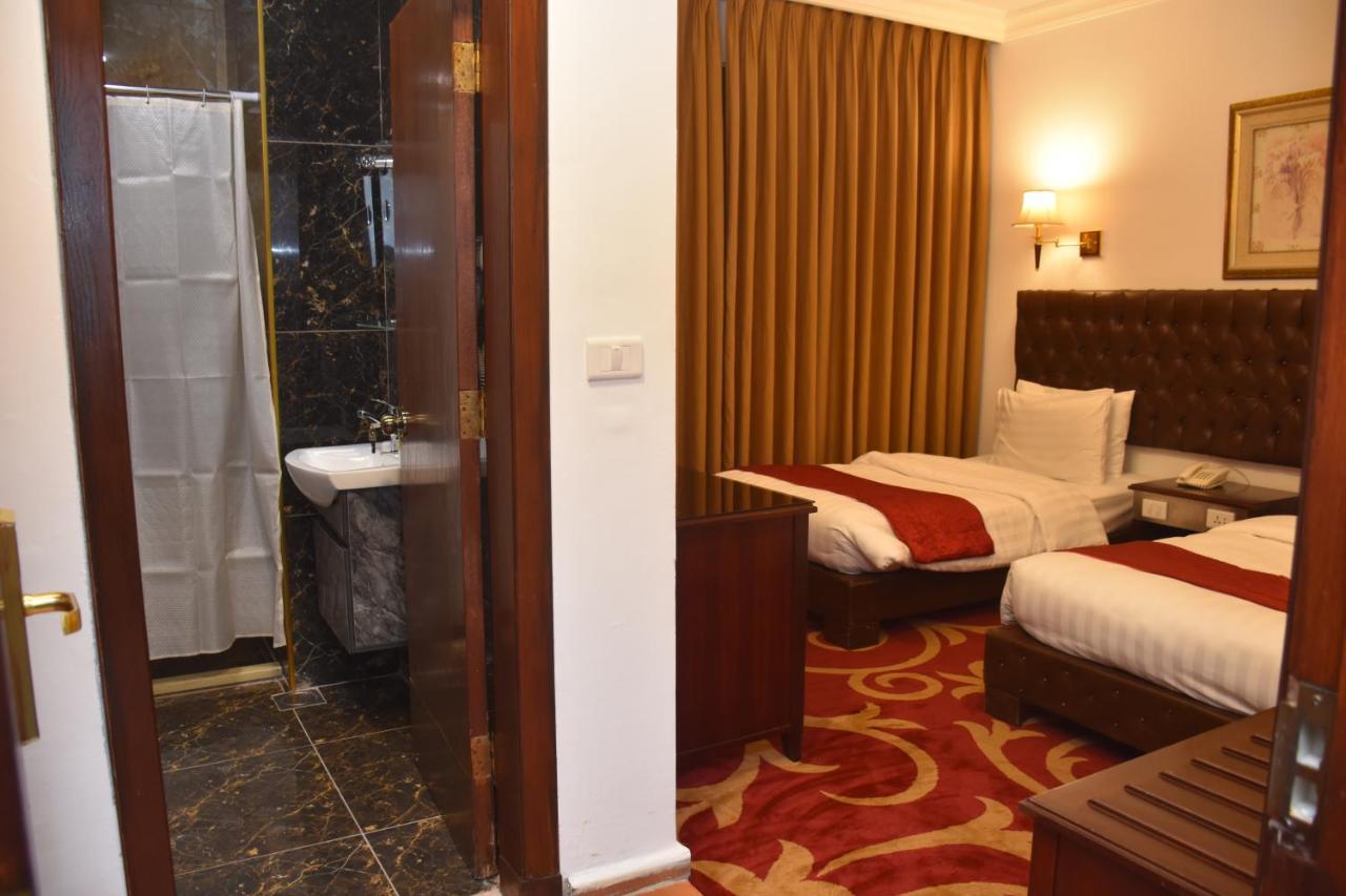Madison Hotel Аман Екстериор снимка