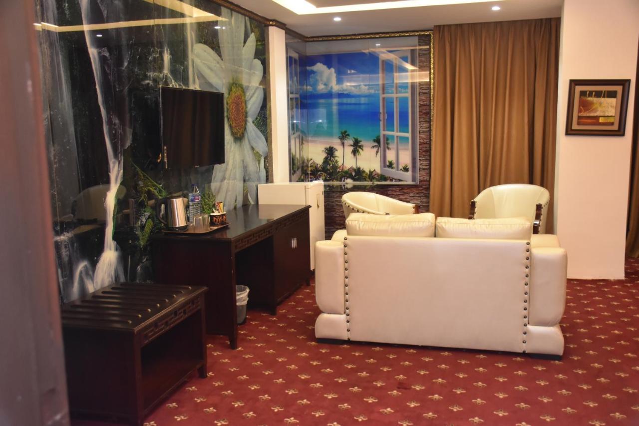Madison Hotel Аман Екстериор снимка