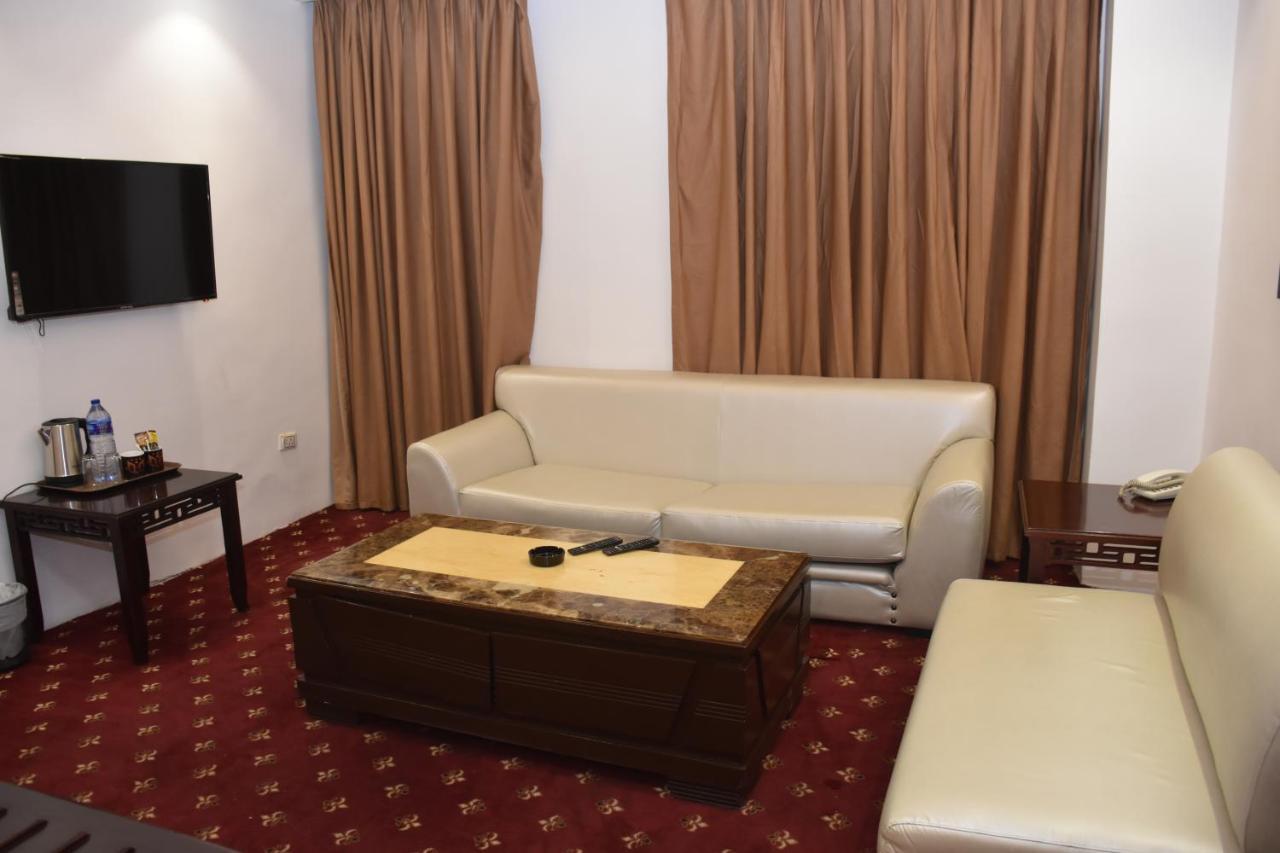 Madison Hotel Аман Екстериор снимка