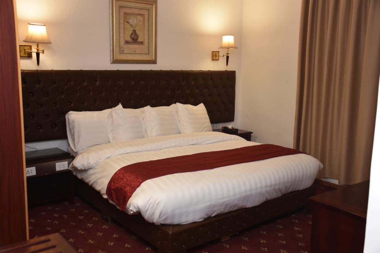 Madison Hotel Аман Екстериор снимка