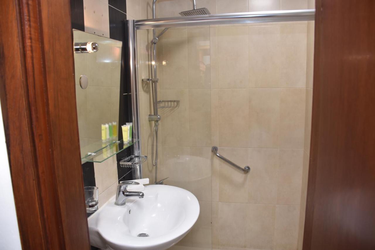 Madison Hotel Аман Екстериор снимка