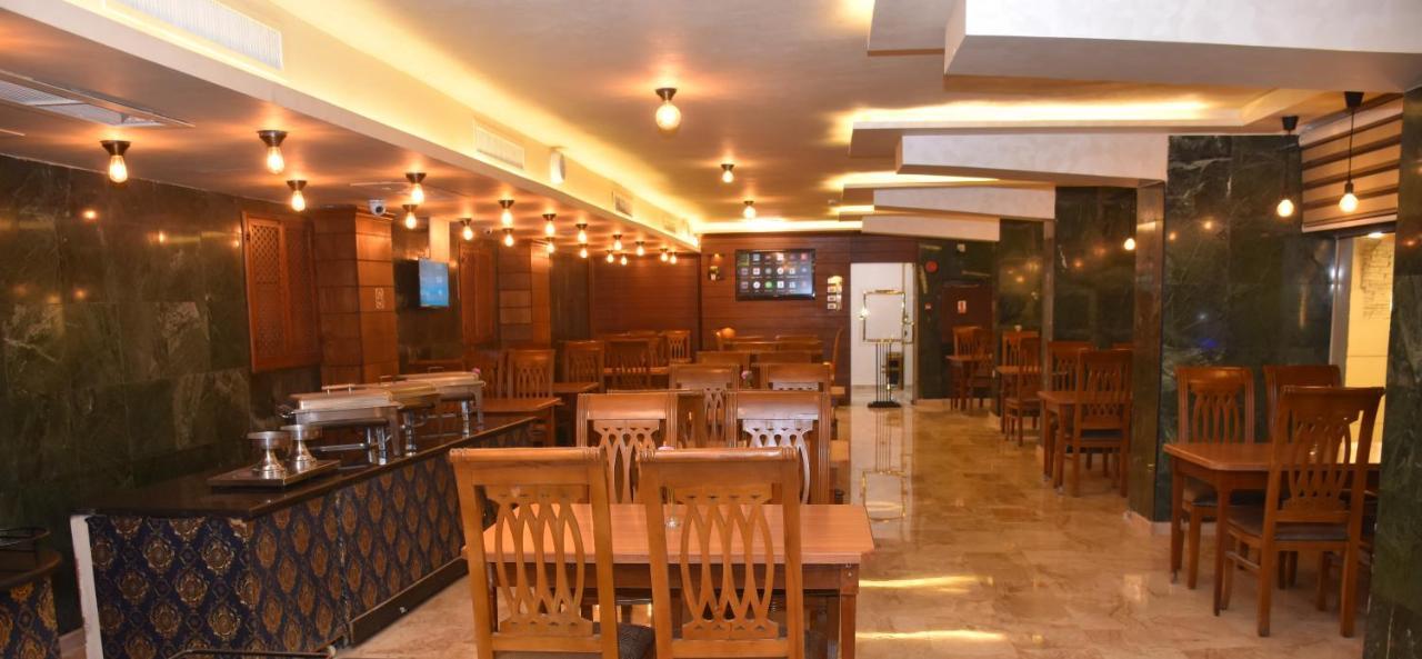 Madison Hotel Аман Екстериор снимка