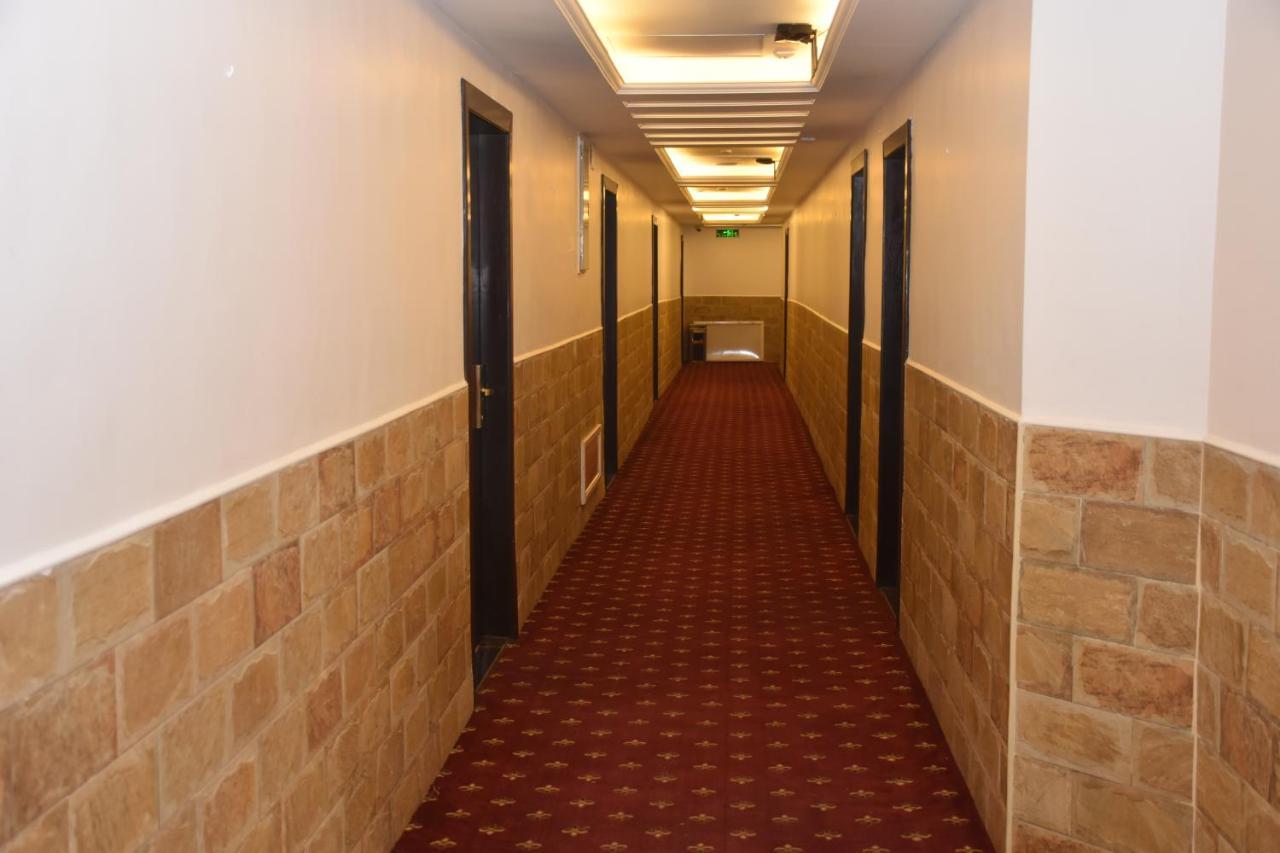 Madison Hotel Аман Екстериор снимка