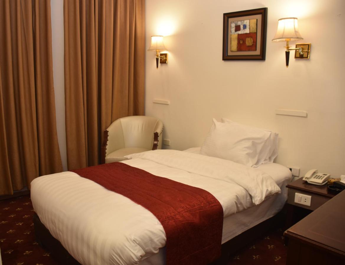 Madison Hotel Аман Екстериор снимка