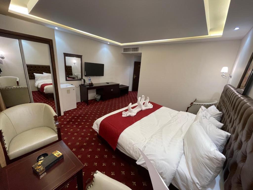 Madison Hotel Аман Екстериор снимка