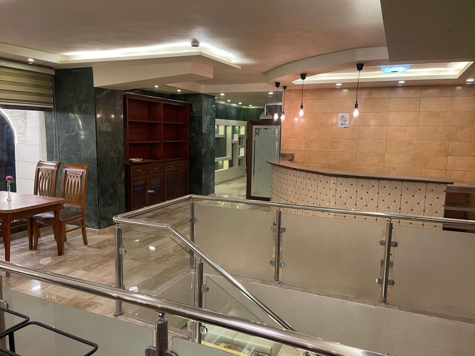 Madison Hotel Аман Екстериор снимка