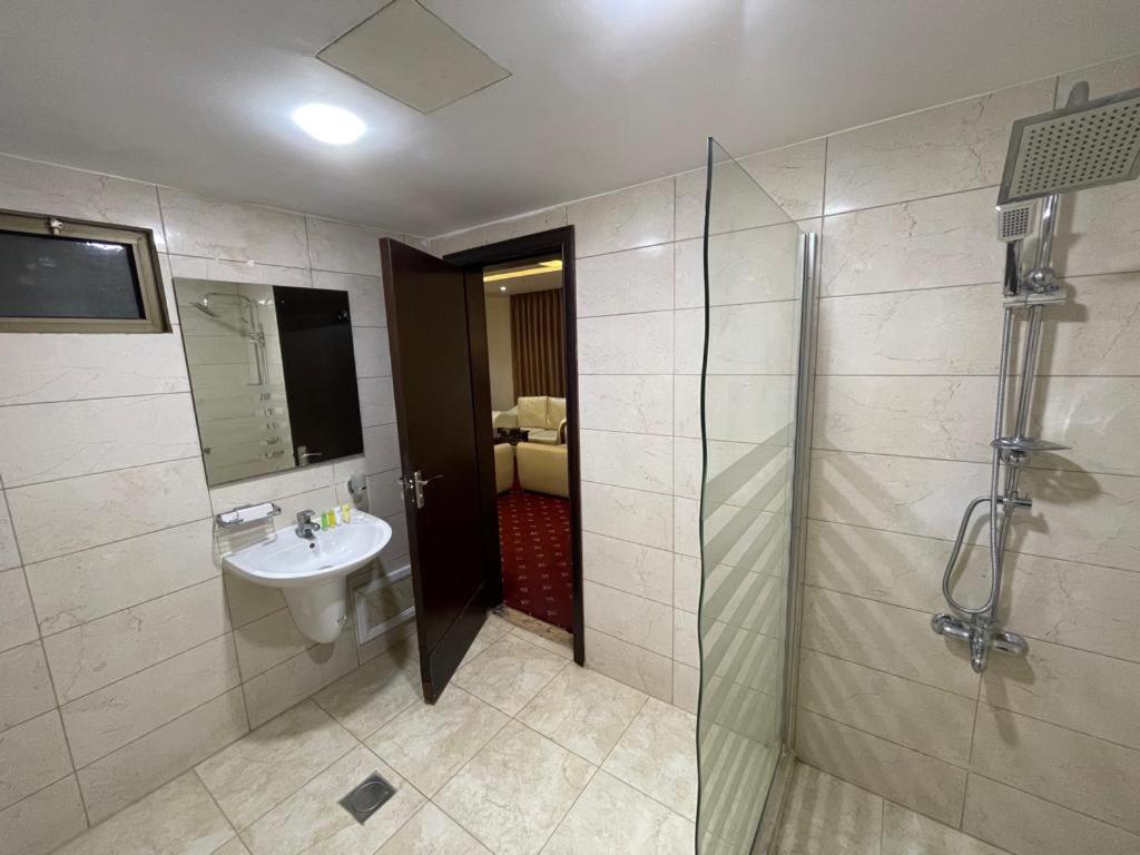 Madison Hotel Аман Екстериор снимка