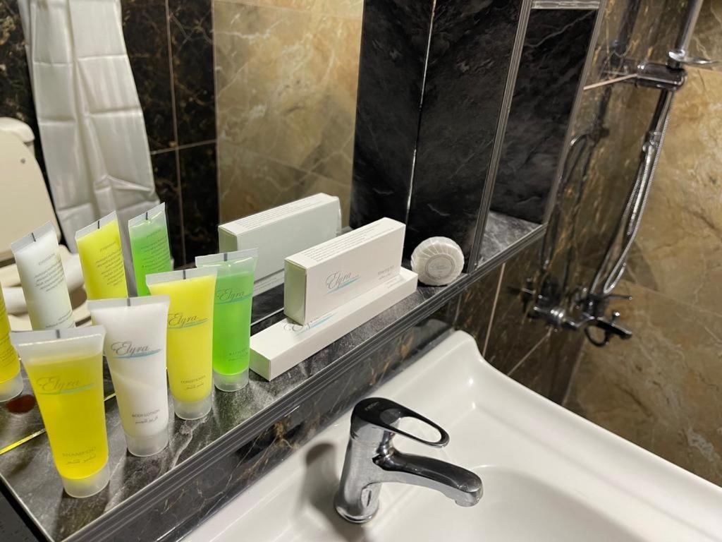 Madison Hotel Аман Екстериор снимка