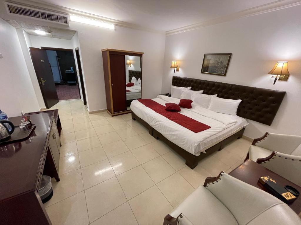 Madison Hotel Аман Екстериор снимка