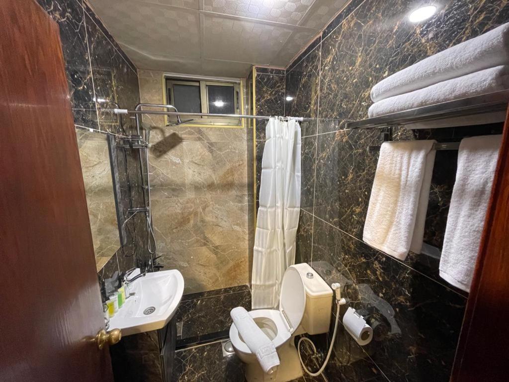 Madison Hotel Аман Екстериор снимка