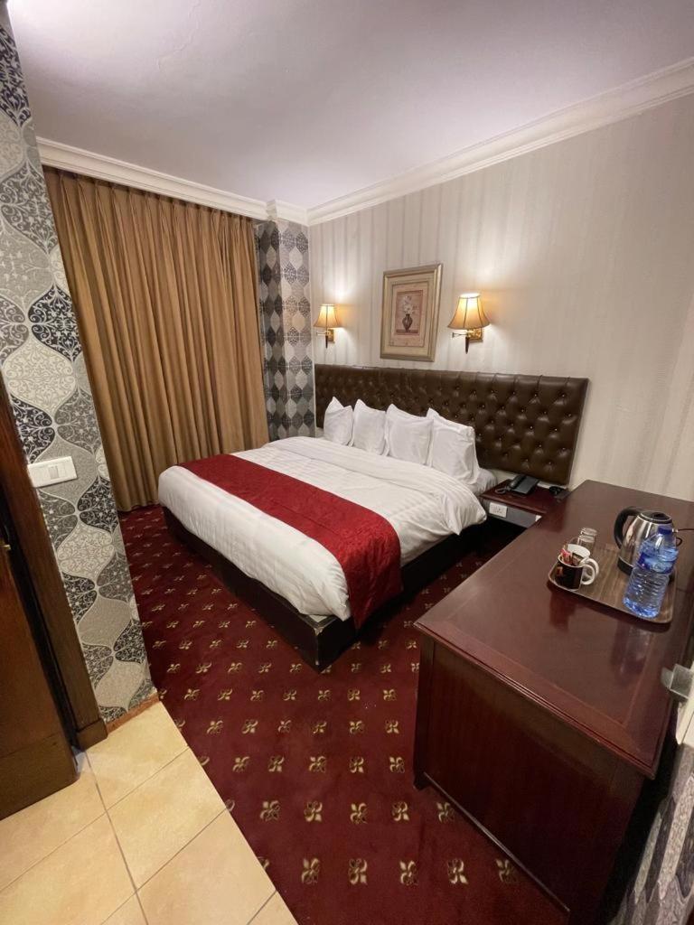 Madison Hotel Аман Екстериор снимка