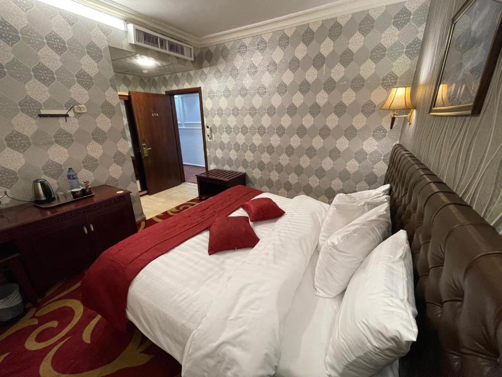 Madison Hotel Аман Екстериор снимка