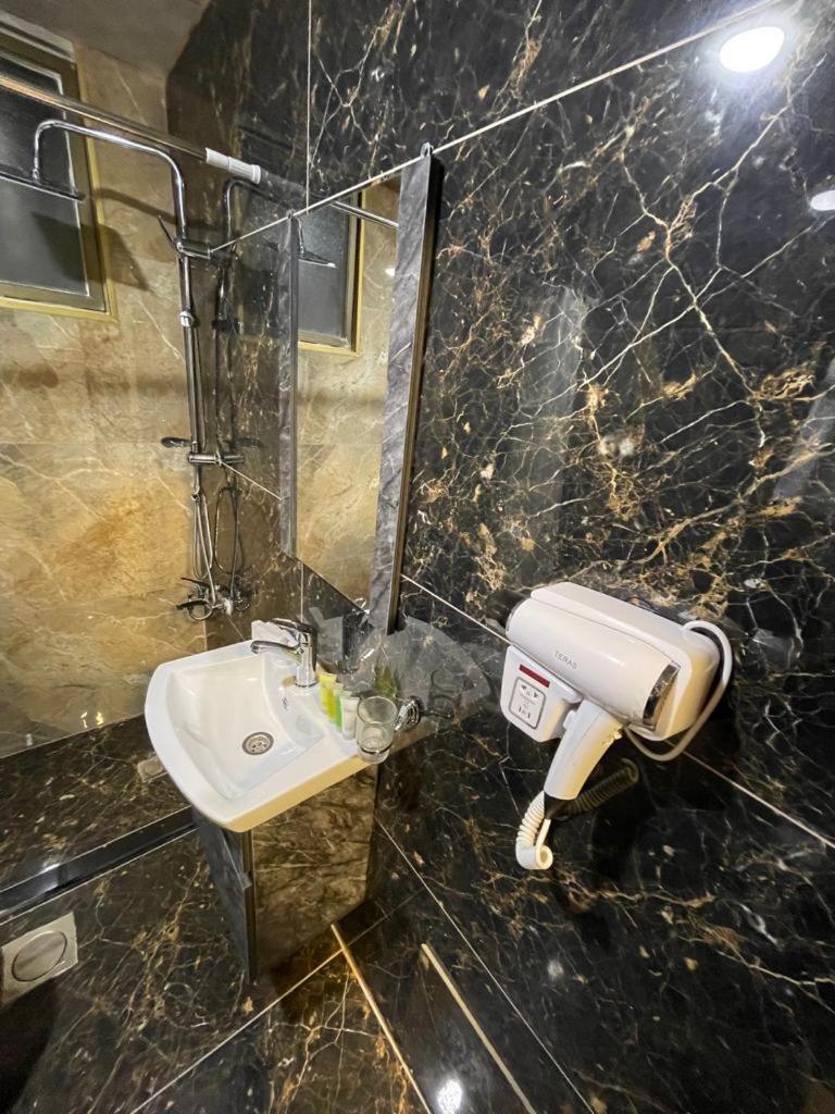 Madison Hotel Аман Екстериор снимка