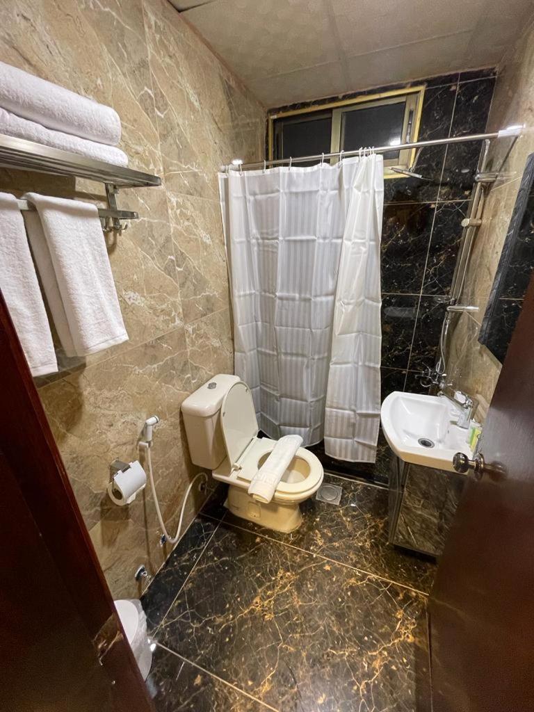 Madison Hotel Аман Екстериор снимка