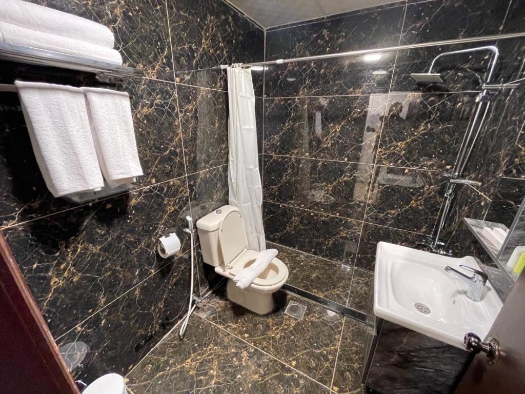 Madison Hotel Аман Екстериор снимка